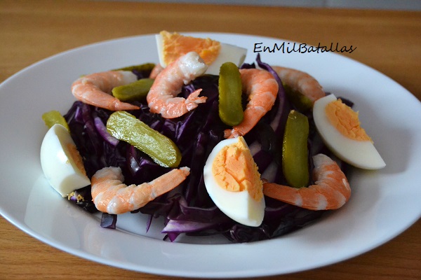 Ensalada de lombarda con huevo y langostinos - En Mil Batallas