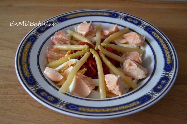 Ensalada de piquillos asados con salmón y espárragos finos - En Mil Batallas