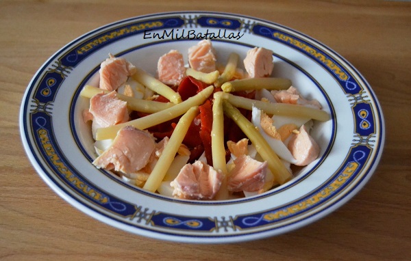 Ensalada de piquillos asados con salmón y espárragos finos - En Mil Batallas