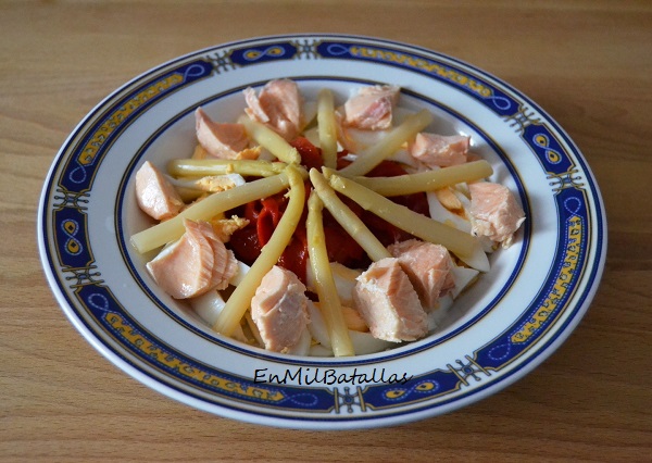 Ensalada de piquillos asados con salmón y espárragos finos - En Mil Batallas