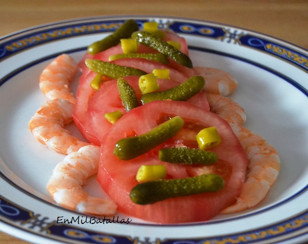 Ensalada rápida de tomate y langostinos cocidos - En Mil Batallas