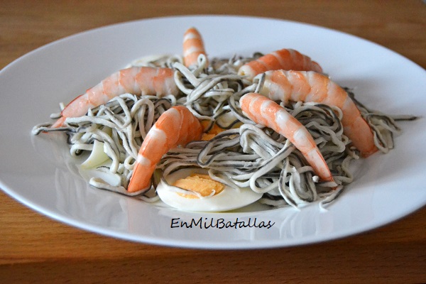 Ensalada templada de gulas con langostinos - En Mil Batallas