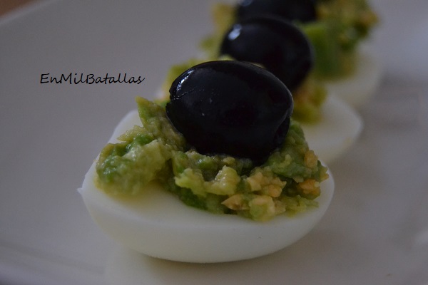 Huevos rellenos de aguacate - En Mil Batallas