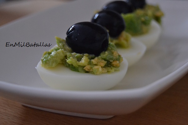 Huevos rellenos de aguacate - En MilBatallas