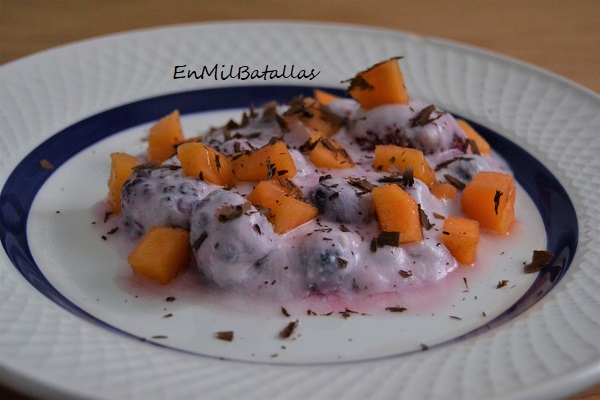 Postre de caqui con frutos rojos - En Mil Batallas