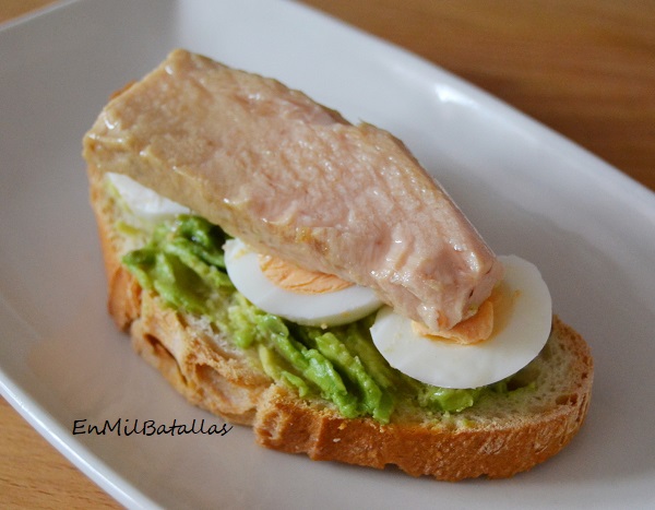 Rebanadas de aguacate con bonito del norte - En Mil Batallas