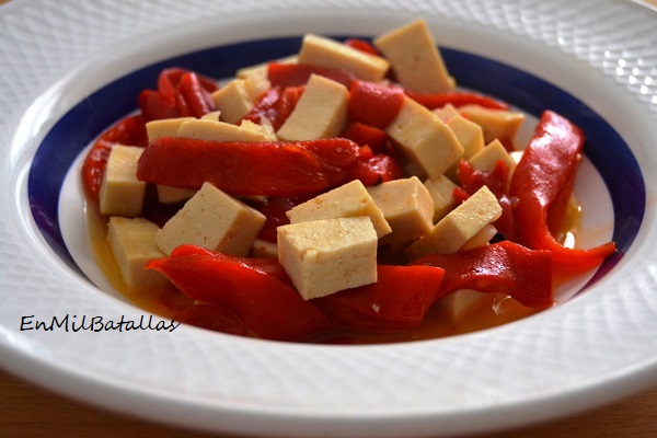 Tofu con piquillos asados - En Mil Batallas