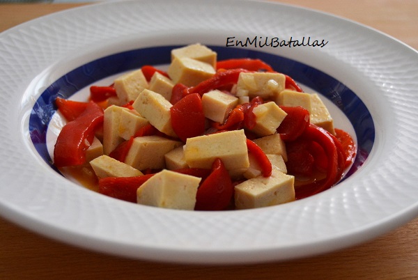 Tofu con piquillos asados - En Mil Batallas