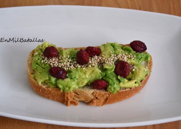 Tostadas de aguacate con arándanos rojos - En Mil Batallas