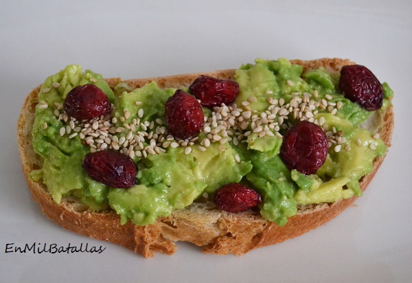 Tostadas de aguacate con arándanos rojos - En Mil Batallas