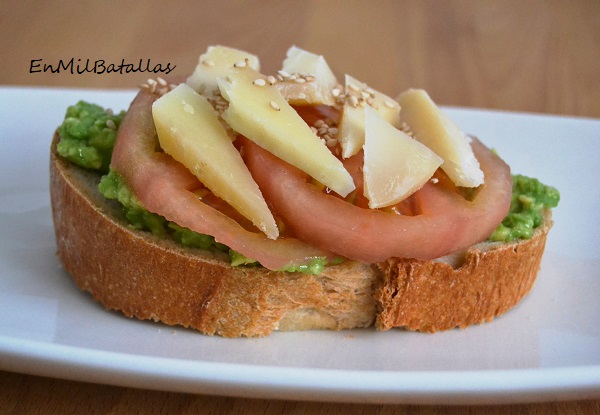 Tostadas de pasta de aguacate con queso - en Mil Batallas