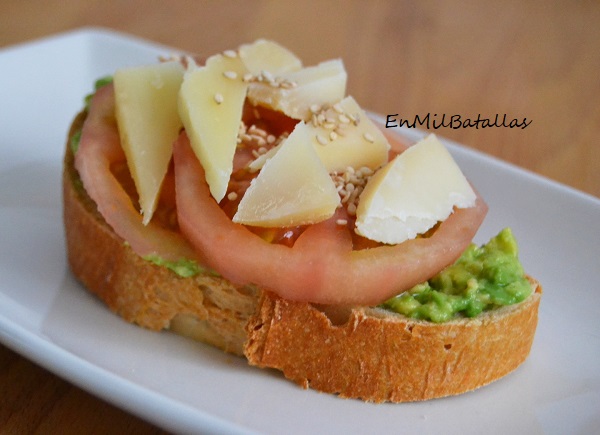 Tostadas de pasta de aguacate con queso - en Mil Batallas