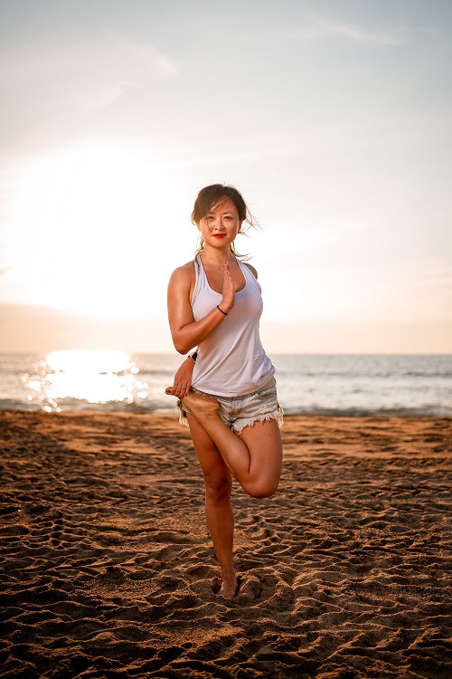 Mujer haciendo yoga en la playa - El Jardín de Venus