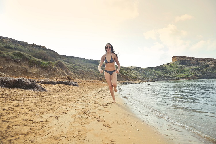 Mujer corriendo en la playa - El Jardín de Venus