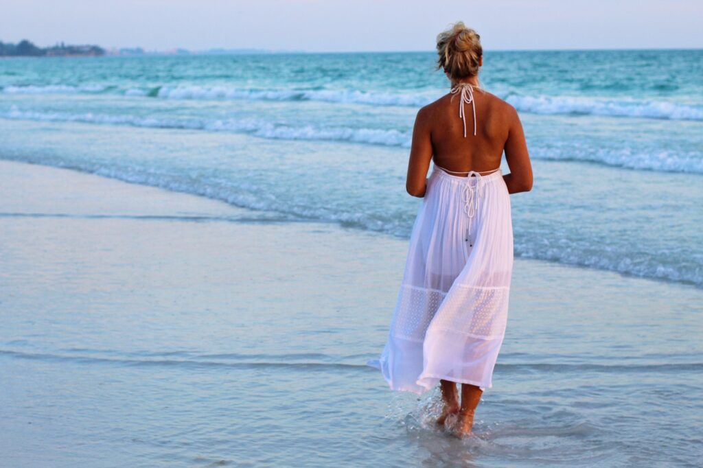 Beneficios de caminar por la playa - El Jardín de Venus