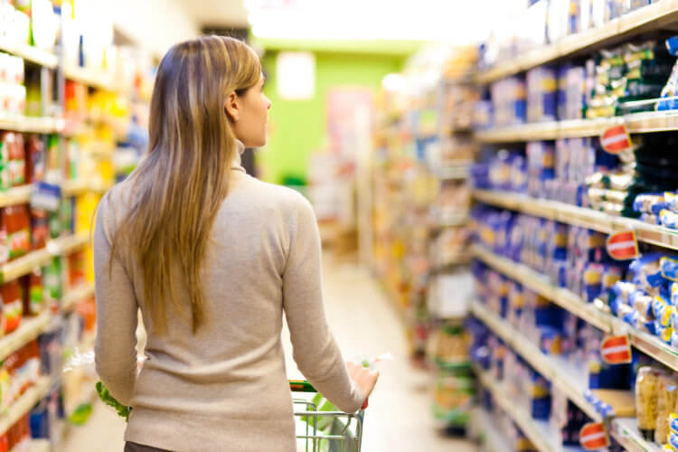 Mujer haciendo la compra en el supermercado