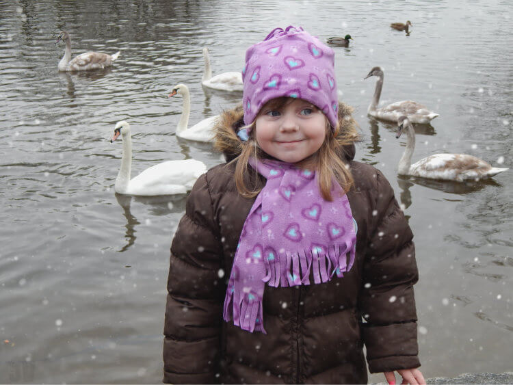 Niña protegida del frío con gorro y bufanda