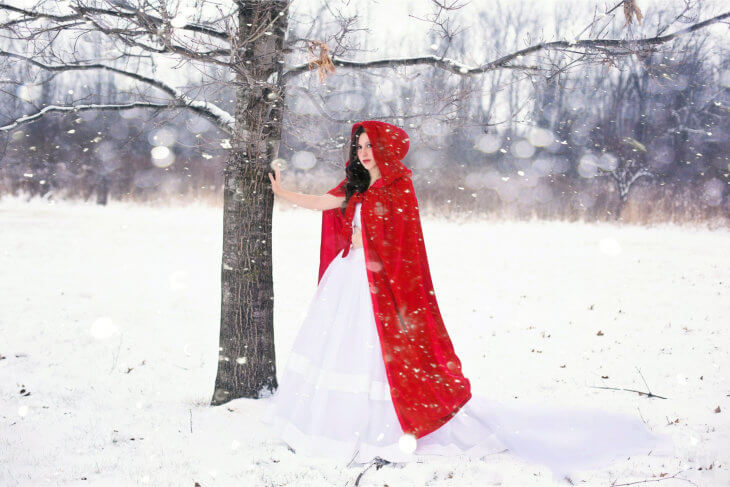 Mujer con capa roja, al estilo del cuento infantil Caperucita Roja