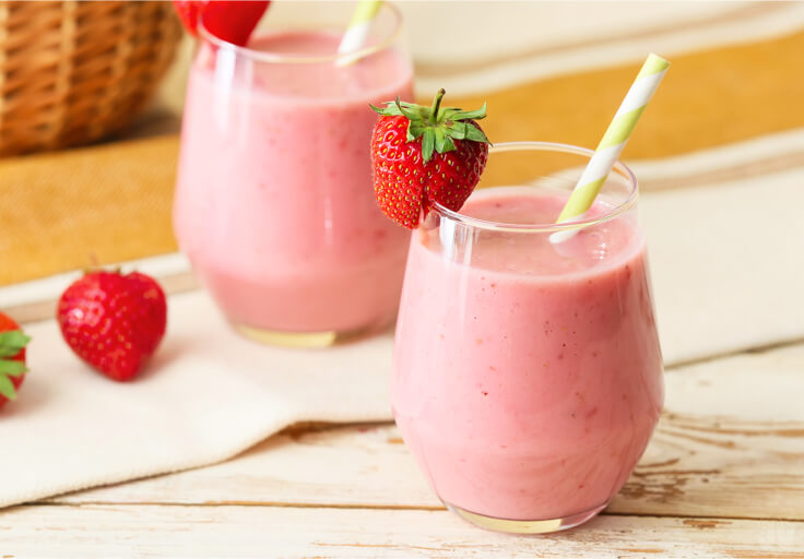 Batido de fresa. Bebidas para desayunar en primavera.