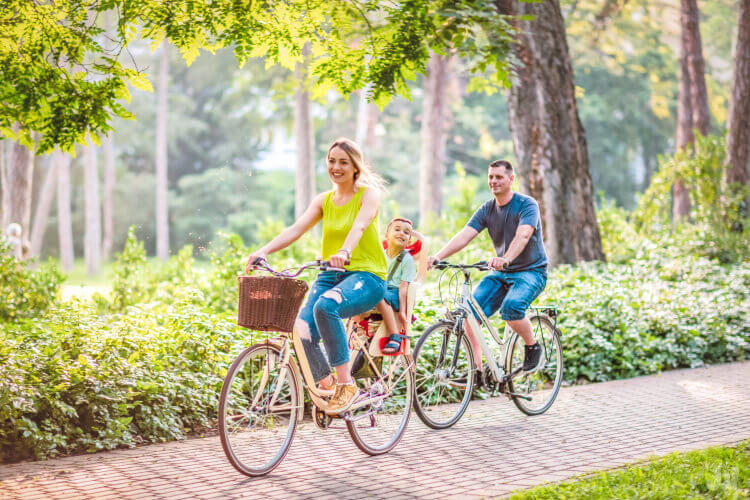 Planes con niños en primavera. Ruta en bici