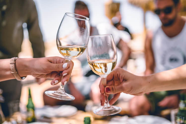 Cómo elegir un vino para una cena de verano - El Jardín de Venus