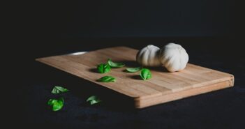 Cómo se hace la salsa de ajo y albahaca - El Jardín de Venus