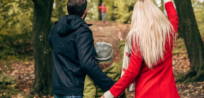 Juegos familiares de otoño: ocio asequible para peques y grandes